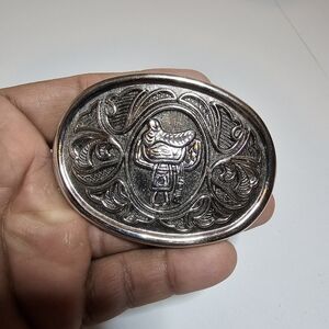 Avon womens silver tone oval shaped western ornate belt buckle with a saddle sho